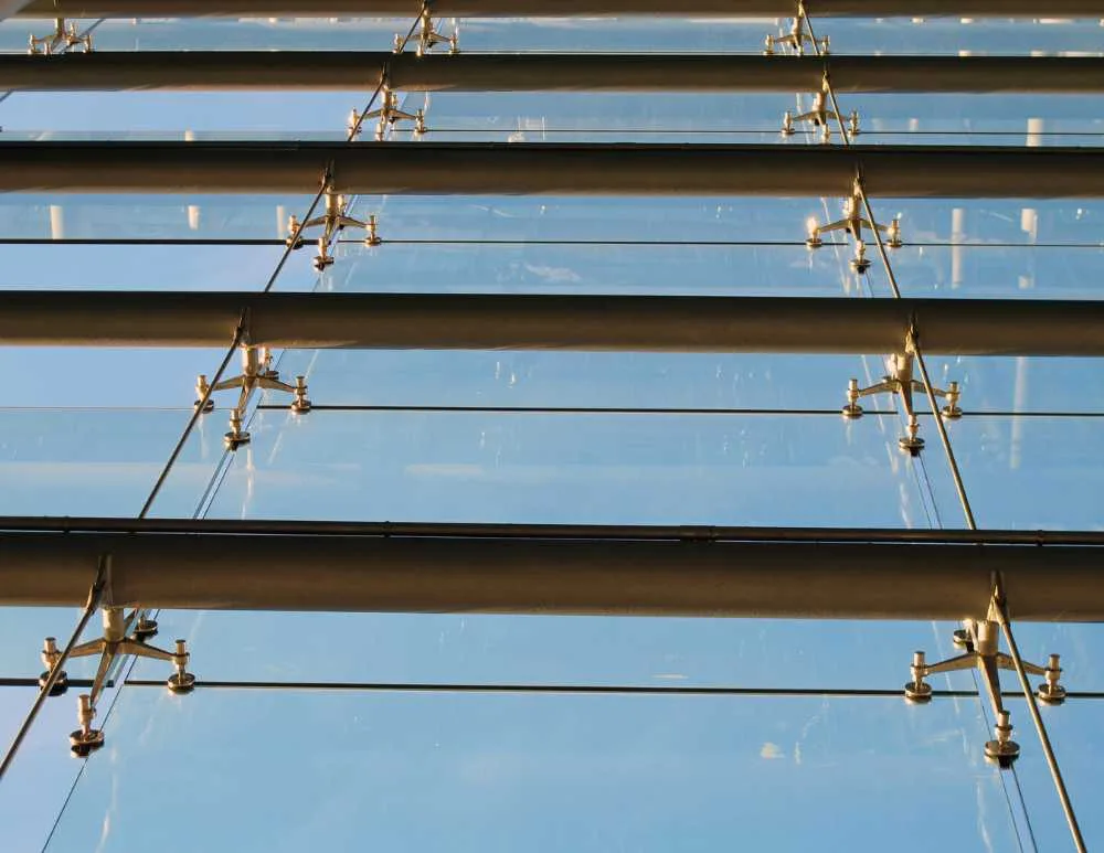 Fachadas de vidrio templado con Conectores a estructura