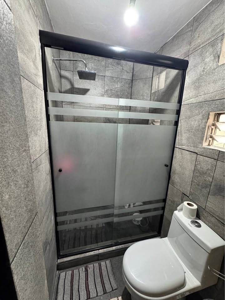 Instalación de canceles de baño en Mérida