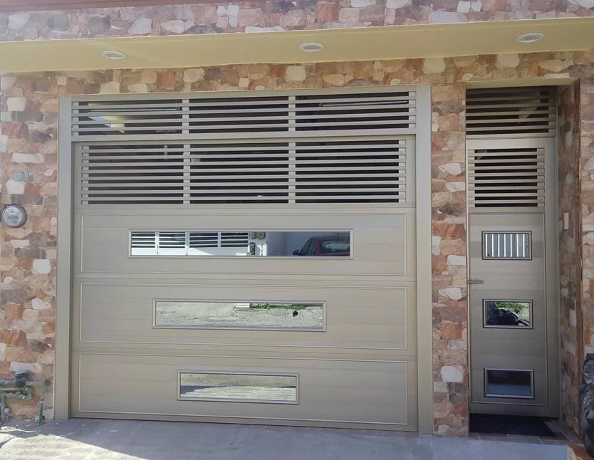 Instalación de portones tipo americano de aluminio en Mérida